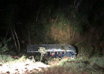 Ônibus de viagem cai em ribanceira em MG e deixa dois mortos