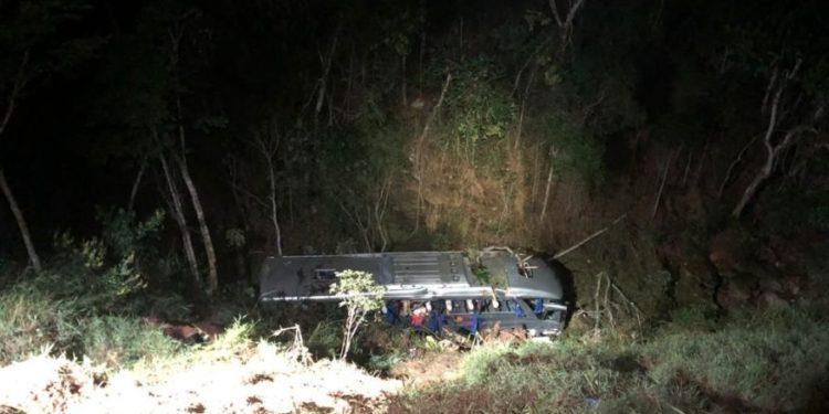 Ônibus de viagem cai em ribanceira em MG e deixa dois mortos