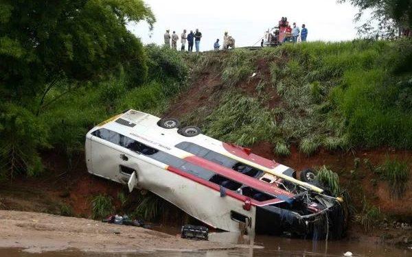 Ônibus cai em ribanceira na BR-153 após bater em carro e caminhão
