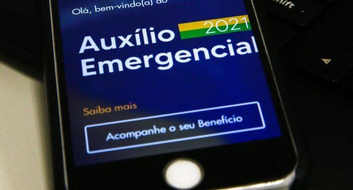 Pais solteiros recebem R$ 4,1 bi em retroativo do auxílio emergencial