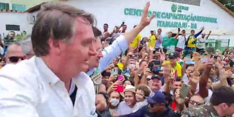 Visitando às áreas afetadas pelas chuvas em Minas e BH, Bolsonaro é recebido aos gritos de “mito” pela população.