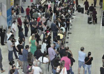 Passageiros enfrentam filas, problemas para fazer check-in e overbooking no Aeroporto Internacional de Cumbica, em Guarulhos