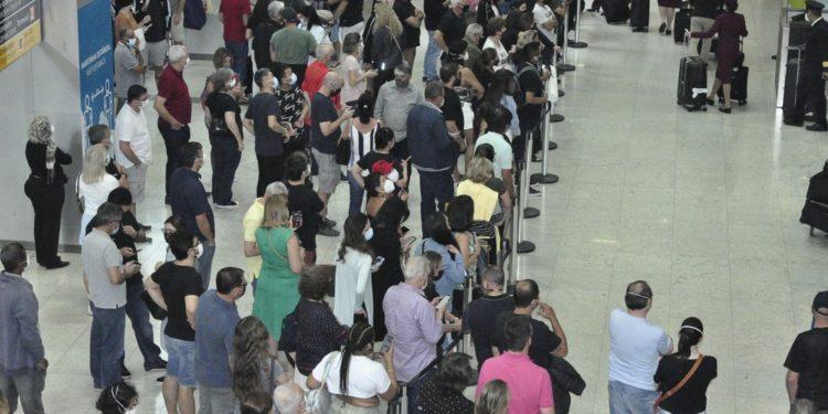Passageiros enfrentam filas, problemas para fazer check-in e overbooking no Aeroporto Internacional de Cumbica, em Guarulhos