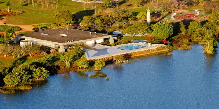 Homem embriagado avança com carro contra bloqueio no Palácio do Jaburu