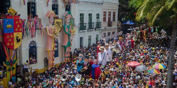 Anvisa e Fiocruz pregam cautela, mas consideram precipitado cancelar o Carnaval