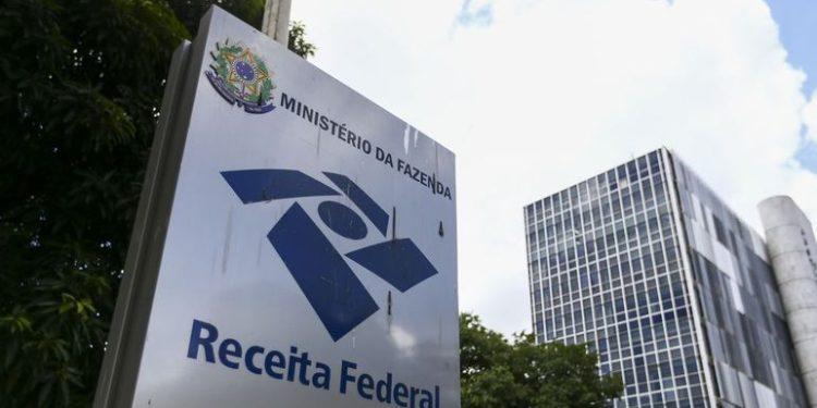 Receita recebe 324 pedidos de exoneração após corte de verba