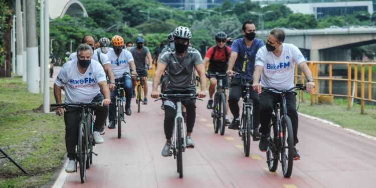 Governo de SP entrega sonorização e 3ª fase de iluminação da Ciclovia Rio Pinheiros