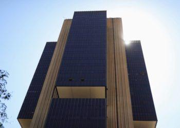 Banco Central eleva juros para 9,25%, no maior ciclo de altas desde 2002, com o país em recessão técnica