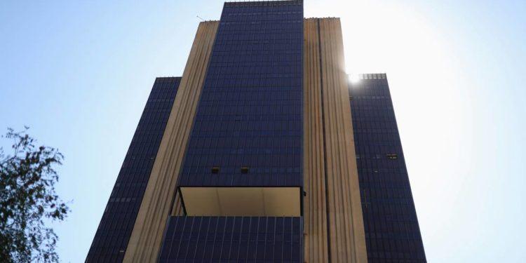 Banco Central eleva juros para 9,25%, no maior ciclo de altas desde 2002, com o país em recessão técnica