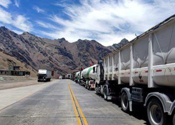 Testes de Covid causam fila de quase 2 mil caminhões na fronteira da Argentina com o Chile