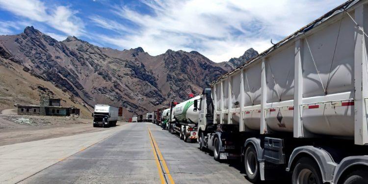 Testes de Covid causam fila de quase 2 mil caminhões na fronteira da Argentina com o Chile