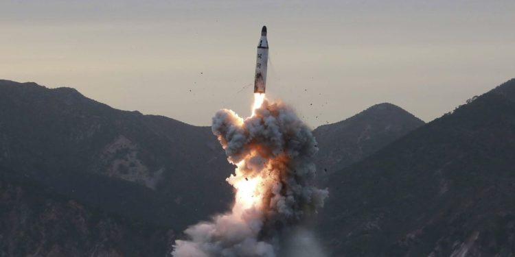 EUA impõem sanções a norte-coreanos e russos após testes de mísseis