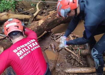 Bombeiros encontram corpo de quinta vítima em carro soterrado em Brumadinho
