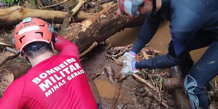 Bombeiros encontram corpo de quinta vítima em carro soterrado em Brumadinho
