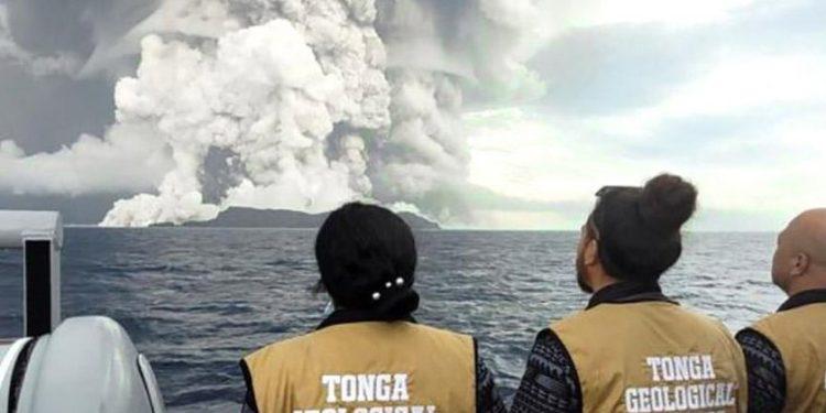 Rompimento de cabo submarino pode isolar Tonga durante semanas