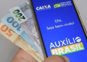 Governo diz que zerou a fila de famílias à espera do Auxílio Brasil