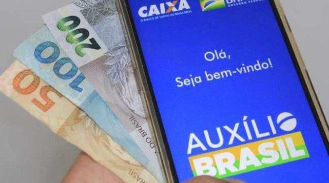 Governo diz que zerou a fila de famílias à espera do Auxílio Brasil