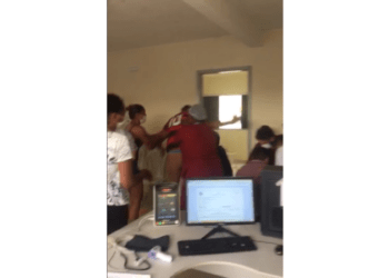 Vídeo: casal é suspeito de agredir médicos em posto de saúde do Novo Gama