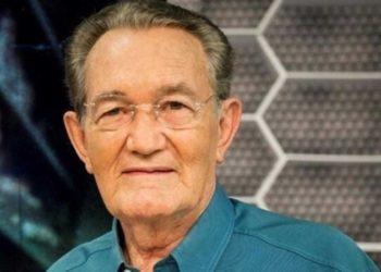 Léo Batista encontra a mulher morta em piscina de casa