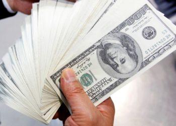 Dólar tem maior alta em dois meses e fecha a R$ 5,66
