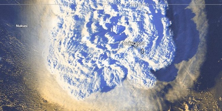 Erupção de vulcão em Tonga provoca tsunami no sul do Pacífico; EUA alertam para maremoto na Costa Oeste