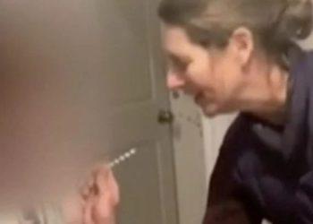 Professora é presa nos EUA após vacinar aluno: “Você vai ficar bem”