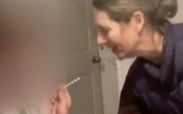 Professora é presa nos EUA após vacinar aluno: “Você vai ficar bem”