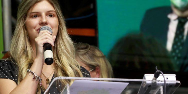 Entre microscópios e telescópios, brasileira descobre 25 asteroides