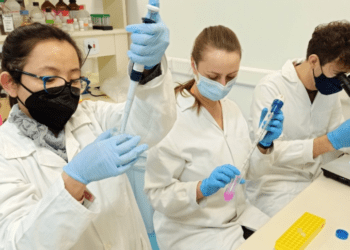 Pesquisadores do Laboratório de Parasitologia do Instituto Butantan. Da esquerda para direita: Ana Carolina Tahira, Daisy Woellner Santos e Murilo Sena Amaral Murilo Sena Amaral/Fapesp