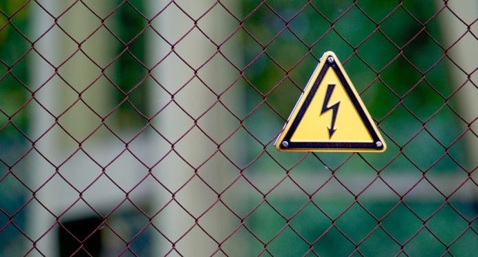 Homem morre ao sofrer choque elétrico enquanto instalava painel em Cuiabá