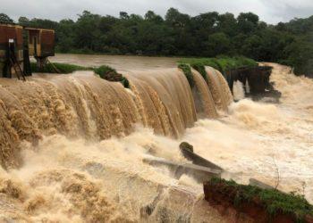 Barragem em MG pode romper; famílias estão ilhadas em área de risco, diz prefeito