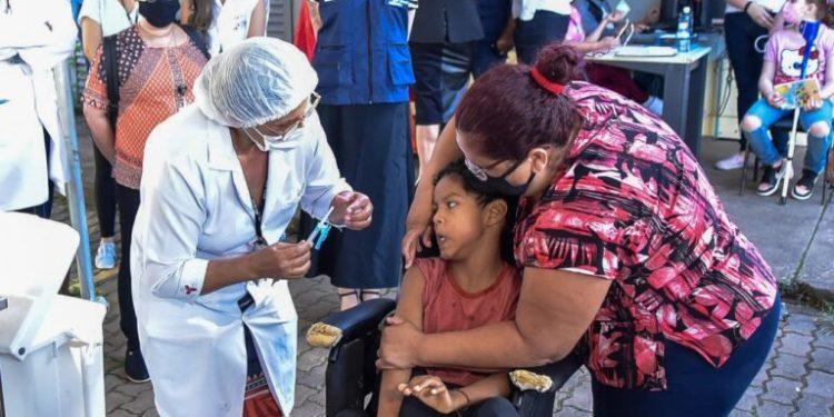 Domingo de vacinação contra a covid-19 para crianças