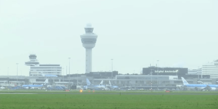 Amsterdã: homem é encontrado vivo após viajar 11 horas em trem de pouso de avião