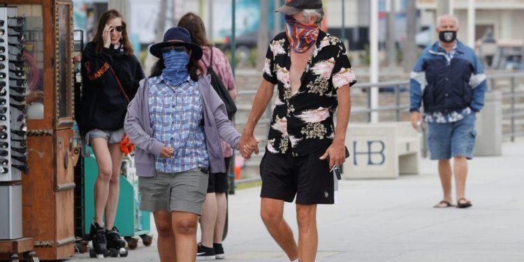 EUA recomendam que população use “máscara mais protetora possível”