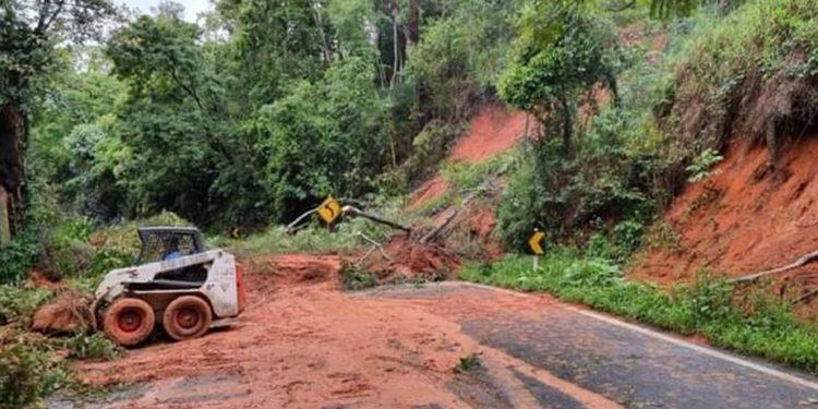 Chuva causa alagamentos, invade casas, derruba barreiras e interdita rodovias no Sul de Minas
