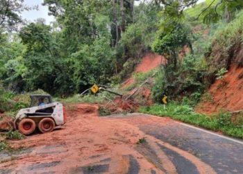 Chuva causa alagamentos, invade casas, derruba barreiras e interdita rodovias no Sul de Minas