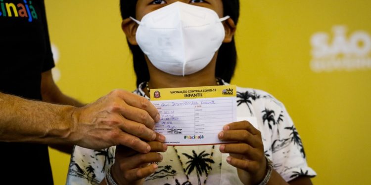 Indígena de 8 anos é a primeira criança a receber dose de vacina infantil contra Covid-19 em SP