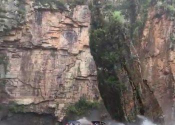 Mergulhadores dos bombeiros buscam por 20 desaparecidos em Capitólio