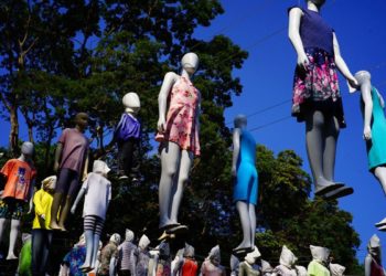 Obra de Siron Franco, com manequins, lembra mortos por covid-19