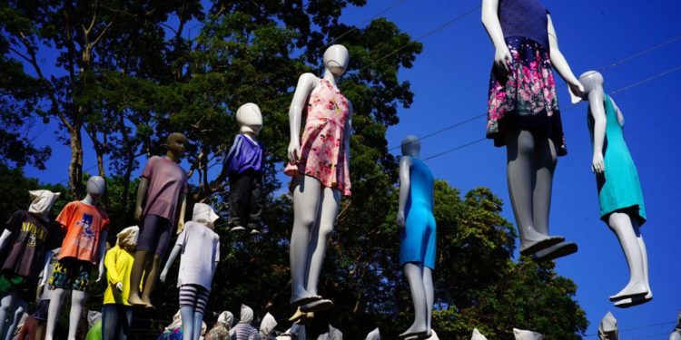 Obra de Siron Franco, com manequins, lembra mortos por covid-19