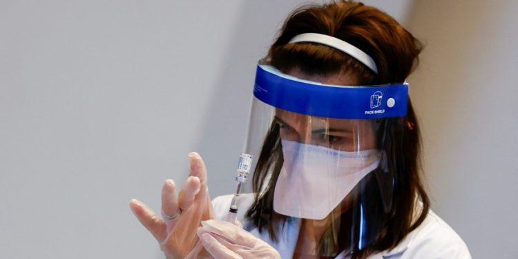 Capitais contratam profissionais de saúde para atender alta de pacientes de Covid-19