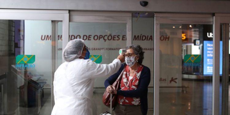 Companhias aéreas cancelam voos por avanço de Covid-19; veja o que fazer