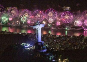 Rio: queima de fogos de 16 minutos marca virada em Copacabana