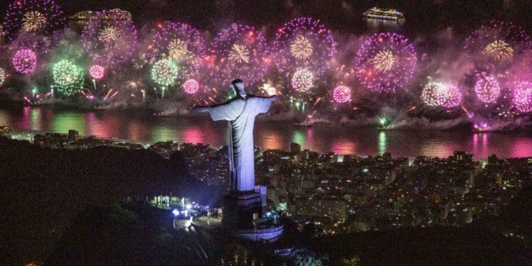 Rio: queima de fogos de 16 minutos marca virada em Copacabana