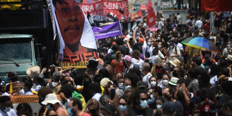 Protestos por Moïse, congolês assassinado no Rio, acontecem em pelo menos 12 capitais