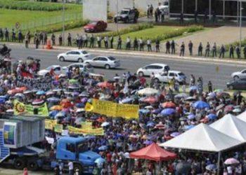 Professores do DF podem deflagrar greve nesta terça-feira (22)