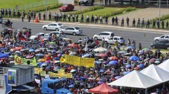 Professores do DF podem deflagrar greve nesta terça-feira (22)