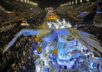 Sem desfile oficial, escolas de samba de SP e RJ fazem carnaval nas ruas