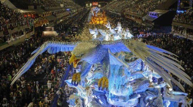 Sem desfile oficial, escolas de samba de SP e RJ fazem carnaval nas ruas