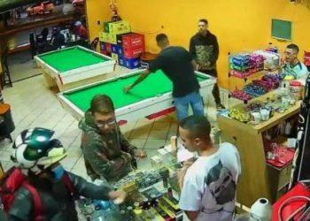Câmeras mostram homem sendo executado a tiros dentro de bar em Sobradinho 2
